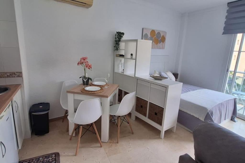 Room City Estepona Estudio Mar Bagian luar foto